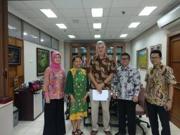 Woro S. Sulistyaningrum, Director for Family Development, Development of Women, the Child, Youth and Sports; Dr Iwu Utomo; Prof Peter McDonald; Subandi Sardjoko, Deputy Minister for Human Development, Community, Cultural Affairs; and Pungkas Ali, Director for Public Health and Nutrition